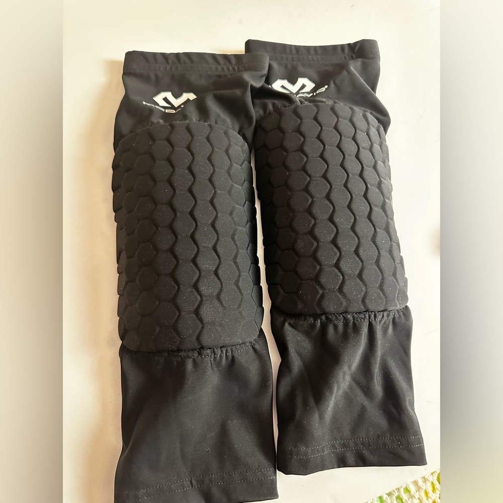 Black Boys Men’s  Protective Knee padding, size medium